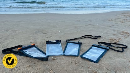 Bolsa impermeable para móvil tirados en la playa.