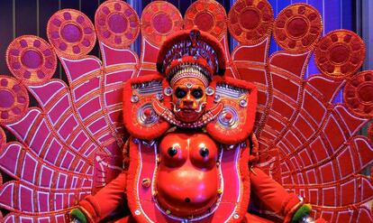 Un artista de Theyyam vestido como la diosa hindú Nagakali durante un evento de promoción turística en Bengaluru (India).