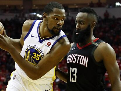 Harden trata de frenar a Kevin Durant.
 .