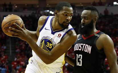Harden trata de frenar a Kevin Durant.
.