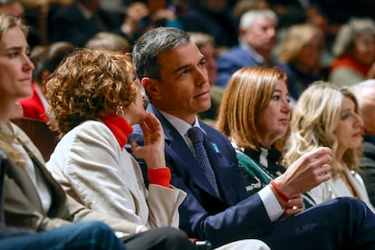 Pedro Sánchez habla con María Jesús Montero durante el primer acto por el 50º aniversario de la muerte de Franco, este miércoles en Madrid.