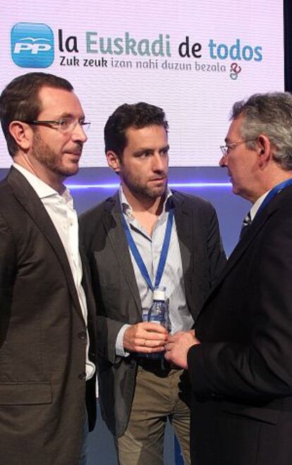Antón Damborenea, uno de los dos nuevos vicepresidentes del PP vasco (derecha), habla con el parlamentario Borja Sémper y el alcalde de Vitoria, Javier Maroto (izquierda), en un descanso del congreso.