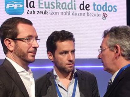 Antón Damborenea, uno de los dos nuevos vicepresidentes del PP vasco (derecha), habla con el parlamentario Borja Sémper y el alcalde de Vitoria, Javier Maroto (izquierda), en un descanso del congreso.