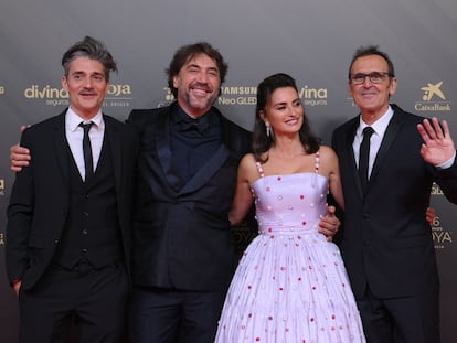 (FILES) In this file photo taken on February 12, 2022 (LtoR) Spanish film director Alberto Mielgo, Spanish actor Javier Bardem, Spanish actress Penelope Cruz and Spanish composer Alberto Iglesias pose on the red carpet upon arrival at the 36th Goya awards ceremony at the Palau de les Arts in Valencia. - With a Golden Bear for Spanish director Carla Simon and four compatriots tapped for Oscars, including Javier Bardem and Penelope Cruz, Spanish cinema has captivated a global audience, which has rolled out the red carpet. (Photo by LLUIS GENE / AFP)
