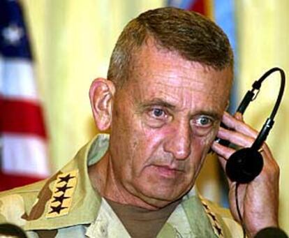 El jefe de las operaciones en Afganistán, Tommy Franks, en Uzbekistán, durante una rueda de prensa.