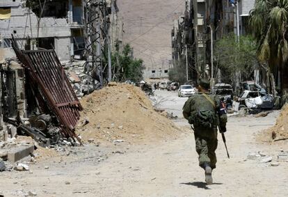 Un soldado ruso patrulla por Duma, a las afueras de Damasco.