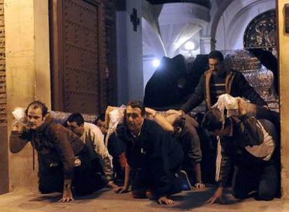 Los anderos de la hermandad de Jesús Nazareno "El Pobre" y María Santísima del Dulce Nombre durante el ensayo que celebraron anoche en el que pasearon la talla de María Santísima, imagen de la iglesia San Pedro El VIejo.