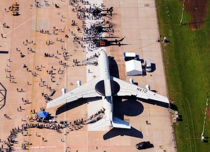 Cientos de personas visitan el aeropuerto de Hamburgo durante las días de puertas abiertas en los que el público puede ver aviones de la OTAN como el de la foto y otro tipo de aeronaves.