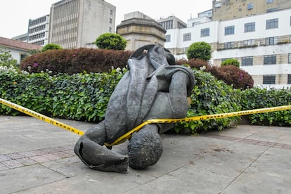 La estatua caída de Gonzalo Jiménez de Quesada, en el centro de Bogotá