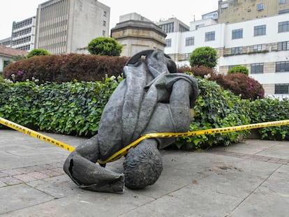 La estatua caída de Gonzalo Jiménez de Quesada, en el centro de Bogotá