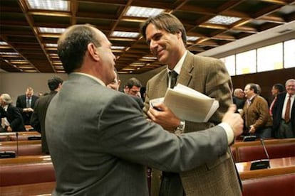 Los senadores Segundo Bru (PSOE), a la izquierda, y Damián Caneda (PP) se saludan tras la votación.