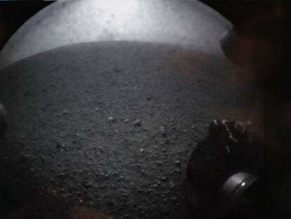 Primera imagen transmitida por el 'Curiosity' desde el cráter Gale que muestra el horizonte de Marte.