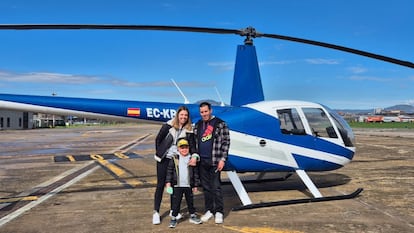 Guzmán Fernández antes de subirse al helicóptero con sus padres, en febrero de 2025 en Sabadell (Barcelona).