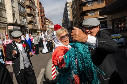 Personas vestidas de chulapos bailan en las festividades de San Isidro de 2023.
