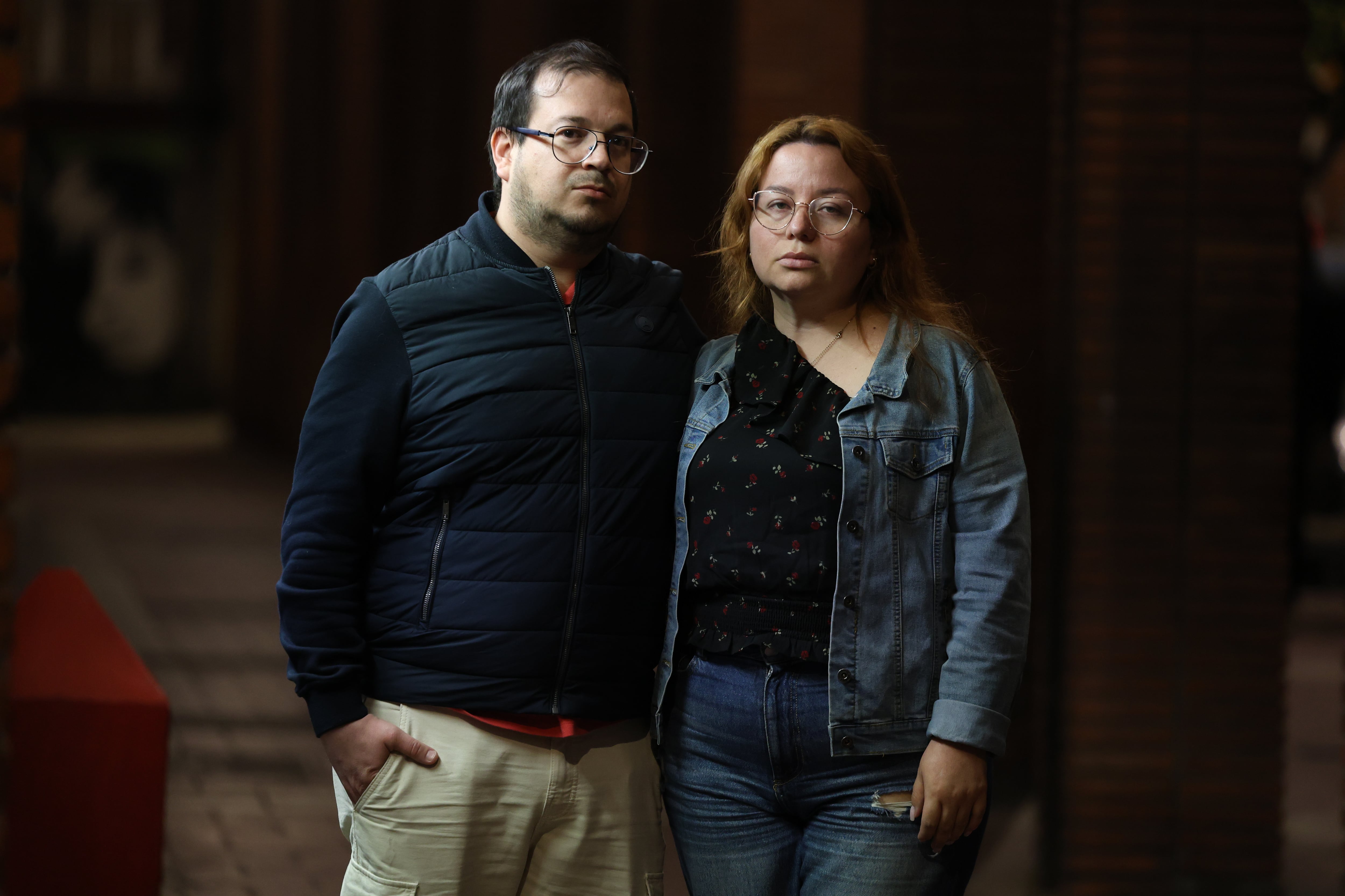 Diego Rubio y Monica Torres, padres de Juan Esteban, posan este jueves, tras rezar una novena por su hijo difunto, en la parroquia de Santa Teresa de Valladolid. 