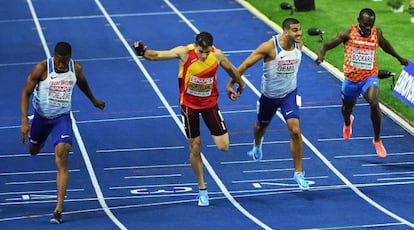 Bruno Hortelano, centro, cruza la meta en la final del 200 en el último Europeo de Atletismo.