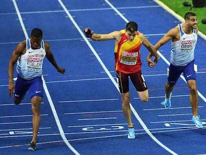 Bruno Hortelano, centro, cruza la meta en la final del 200 en el último Europeo de Atletismo.