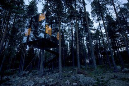 Prácticamente inapreciables de día, este gran espejo con forma de cubo, una de las cinco habitaciones del Tree Hotel de Harads (Suecia), cuenta con seis ventanas con vistas panorámicas del exterior, que se hacen visibles al caer la noche.