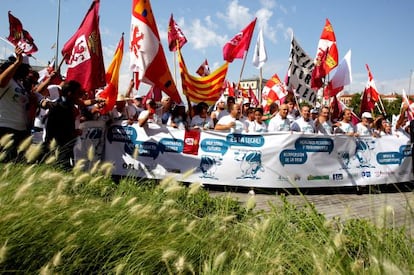 La 'marcha blanca' de ganaderos lácteos en su llegada a Madrid 
