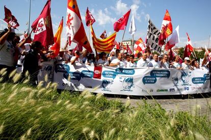 La 'marcha blanca' de ganaderos lácteos en su llegada a Madrid 