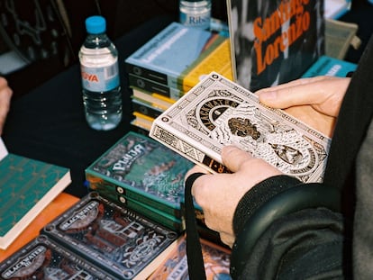 Un lector se interesa por el primer volumen de la saga de 'Blackwater', de Michael McDowell, en la pasada edición de Sant Jordi, en Barcelona, en una imagen de la editorial Blackie Books.