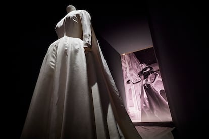 En la muestra hay tres creaciones de Manuel Pertegaz, uno de ellos es un vestido de novia. 