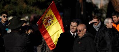 El l&iacute;der de Ciudadanos,Albert Rivera, en el solemne izado de la bandera nacional en la Plaza de Col&oacute;n.