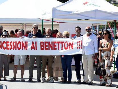 Protesta contra loa familia Benetton en Génova el pasado agosto, en el aniversario del derrumbe del puente Morandi.