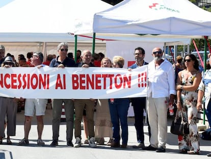 Protesta contra loa familia Benetton en Génova el pasado agosto, en el aniversario del derrumbe del puente Morandi.