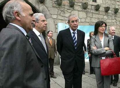 El presidente de la Xunta, Emilio Pérez Touriño, junto a la conselleira de Política Territorial, ayer en Guimarães.