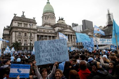 Manifestación por la vida a las afueras del Congreso en Buenos Aires, Argentina.