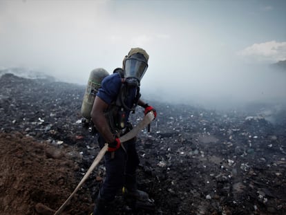 Un bombero trabaja para sofocar el incendio en el Cerro Patacón (Panamá), el 14 de feberero de 2022.