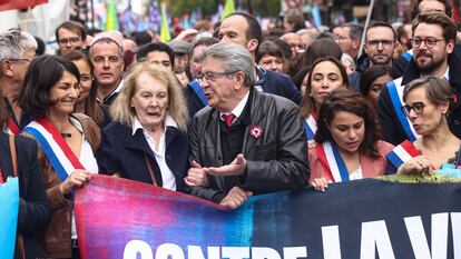 Annie Ernaux, junto a Jean-Luc Mélenchon, en la manifestación en París el 16 de octubre contra el presidente Macron.  
