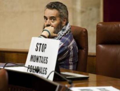 El diputado de IU Juan Manuel Sánchez Gordillo, con un cartel con lema "Stop a los montajes policiales", uno de las que han sacado los parlamentarios de su partido, durante una sesión del pleno del Parlamento de Andalucía. EFE/Archivo