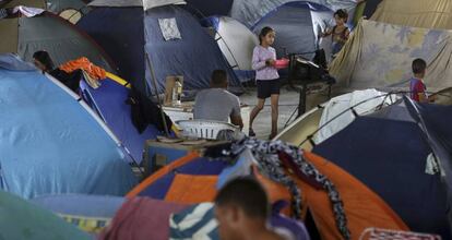Un conjunto de tiendas de campaña sirve de refugio a un colectivo de venezolanos desplazados a Boa Vista (Brasil).