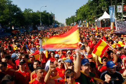 Los aficionados se agolpan en el paseo de Recoletos para seguir el partido en pantallas gigantes.