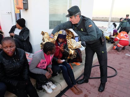 Guardias civiles asisten a migrantes subsaharianos, ayer en Melilla.