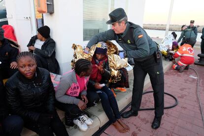 Guardias civiles asisten a migrantes subsaharianos, ayer en Melilla.