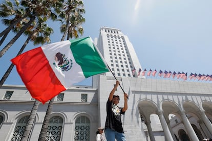 Rocque Felipe ondea una bandera durante una protesta en Los Ángeles, el 4 de julio de 2025 .