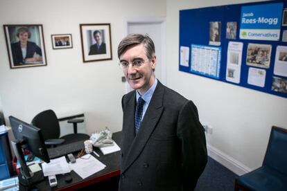 El diputado conservador Jacob Rees-Mogg, en su oficina del distrito electoral de Keynsham, en mayo de este año