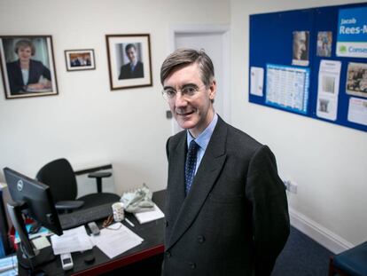 El diputado conservador Jacob Rees-Mogg, en su oficina del distrito electoral de Keynsham, en mayo de este año