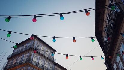 Bombillas de colores frente al edificio del café A Brasileira, en Braga (Portugal).