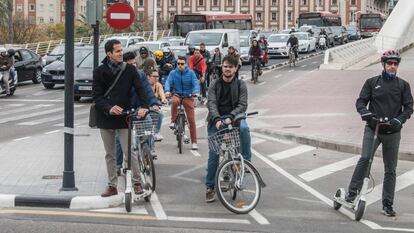 Viajeros aguardan en un paso de cebra en Valencia.