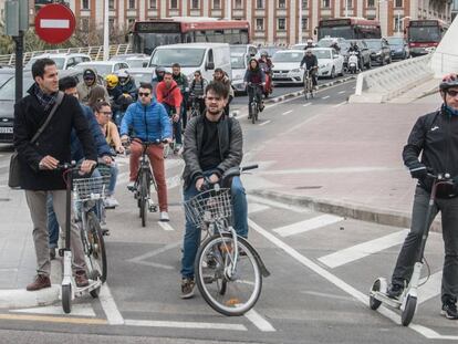 Viajeros aguardan en un paso de cebra en Valencia.