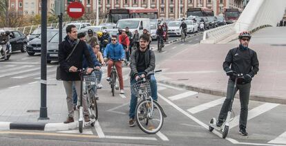 Viajeros aguardan en un paso de cebra en Valencia.