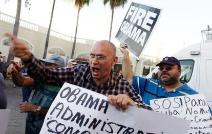 Anticastristas protestando en Miami por la nueva política de Washington