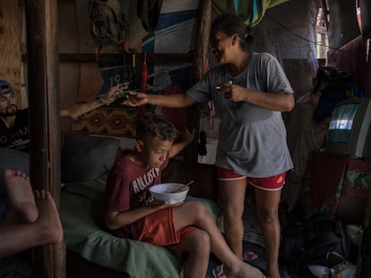 Brasil: Uno de los 5 hijos de Cleide de Souza Nascimento, come una lonchera donada por los programas de suplementos alimenticios de la ciudad.