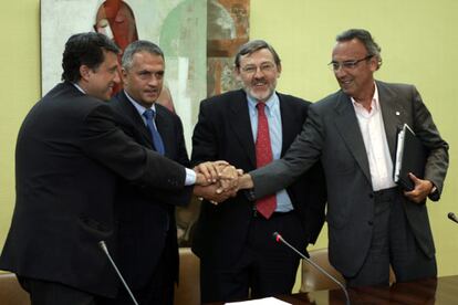 Rafael Blanco, José Luis Astiazarán, Jaime Lissavetzky y Joan Gaspart se estrechan las manos tras el principio de acuerdo alcanzado.