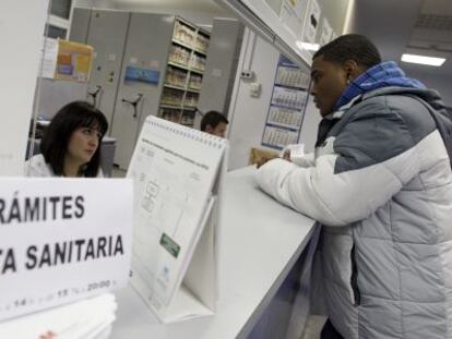 Un inmigrante solicita asistencia sanitaria en Torrej&oacute;n de Ardoz en 2010.