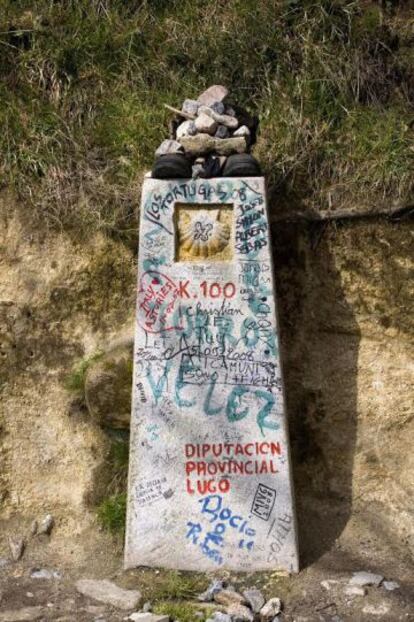 Antiguo hito que indicaba en Sarria los 100 kilómetros que faltaban hasta la catedral de Santiago.